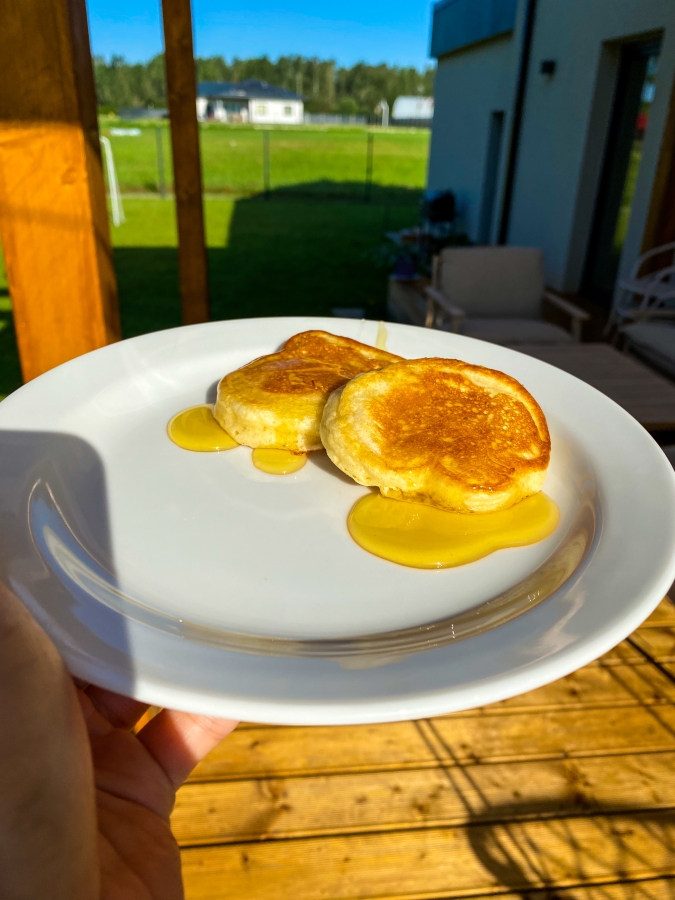 Pankūku ar medu brokastīs