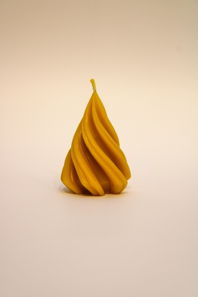 Bišu vaska svece liesmiņas formā.