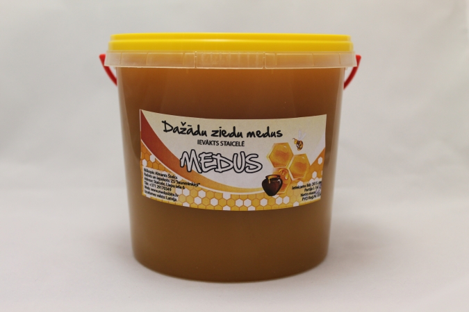 Dažādu ziedu medus 1,3 kg plastmasas spainīti.