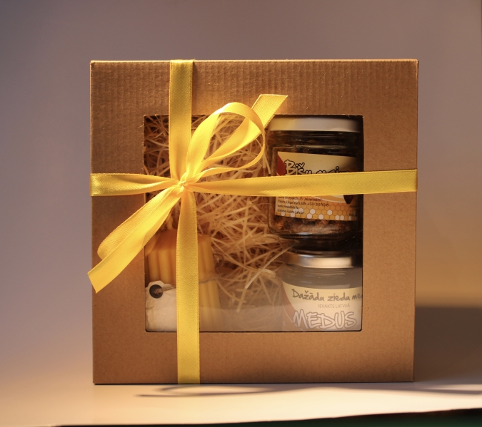 Dāvanu komplekts Īsais rievotais cilindrs, medus un bišu maize.