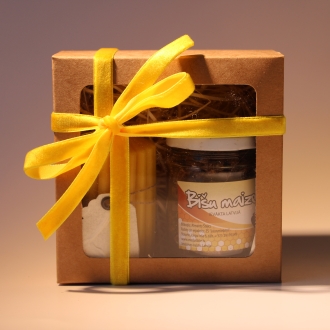 Dāvanu komplekts vaska svece un bišu maize.